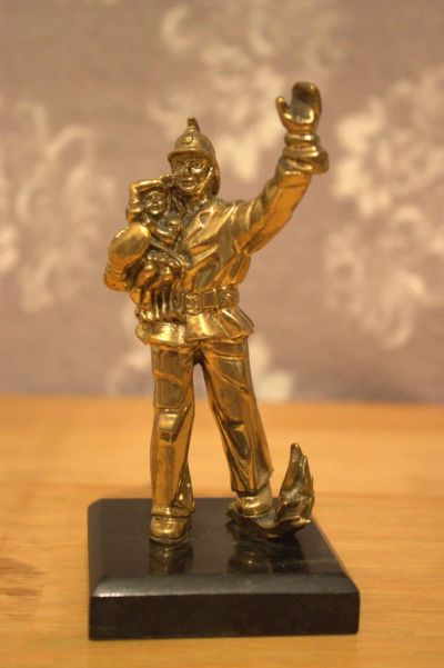 Лот: 6769603. Фото: 1. Статуэтка Пожарник бронза камень. Фигурки, статуэтки