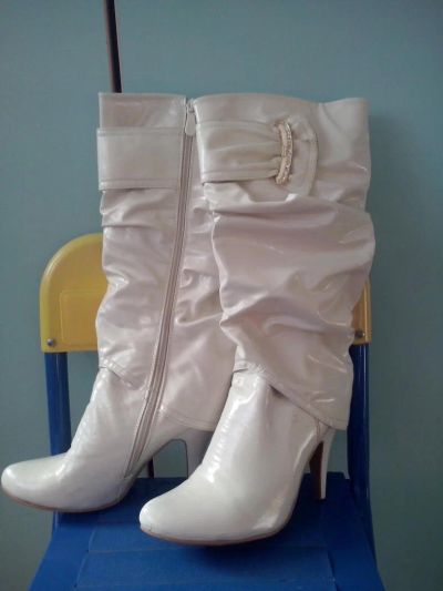Лот: 6874885. Фото: 1. Белые сапожки. Сапоги