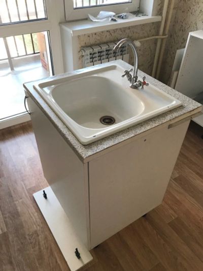 Лот: 14612990. Фото: 1. Кухонный шкаф с раковиной краном... Шкафчики и стеллажи
