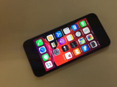 Лот: 14952630. Фото: 1. Смартфон Apple iPhone SE 32GB... Смартфоны