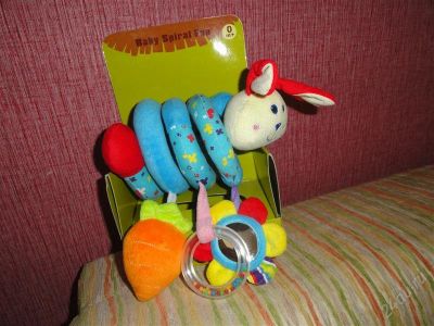 Лот: 2751756. Фото: 1. Игрушка-спираль на борт кроватки. Для младенцев