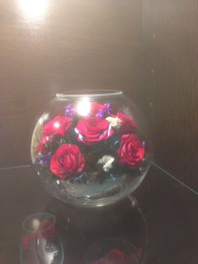 Лот: 10069945. Фото: 1. Розы в круглой вазе. Подарок... Свадебная атрибутика и декор