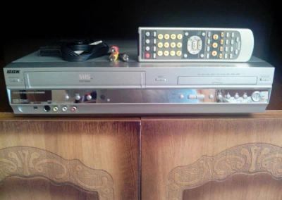 Лот: 8386078. Фото: 1. Комбинированный VHS/DVD-рекордер... Видеомагнитофоны