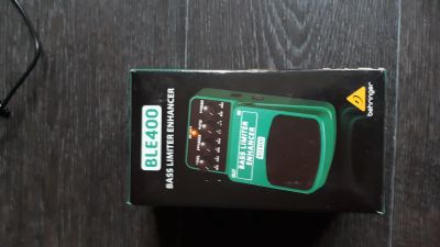 Лот: 11756451. Фото: 1. Педаль Behringer Bass limiter... Гитарные эффекты и комбоусилители