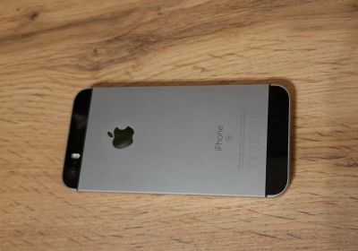 Лот: 17035076. Фото: 1. Iphone SE 32Gb. Смартфоны