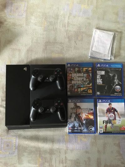 Лот: 6372084. Фото: 1. Sony PlayStation 4 + 4 диска... Игровые приставки, консоли