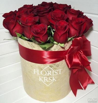 Лот: 9099085. Фото: 1. красные розы в золотой коробке... Свежие цветы