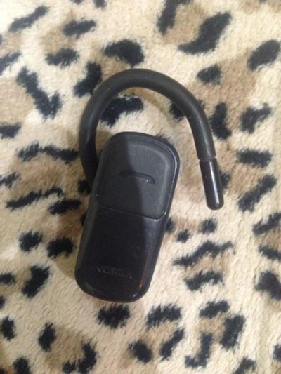 Лот: 6749951. Фото: 1. Гарнитура Nokia в ухо , новая... Красноярск
