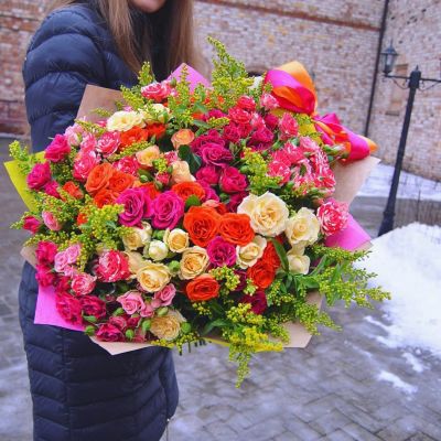 Лот: 6865637. Фото: 1. Фирменный букет от Радуги Цветов... Свежие цветы