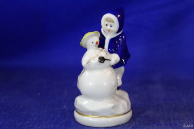 Лот: 18495352. Фото: 1. Девочка лепит снеговика Статуэтка... Фарфор, керамика