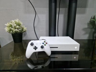 Лот: 25778072. Фото: 1. Игровая приставка Xbox One S 1Tb. Игровые приставки, консоли