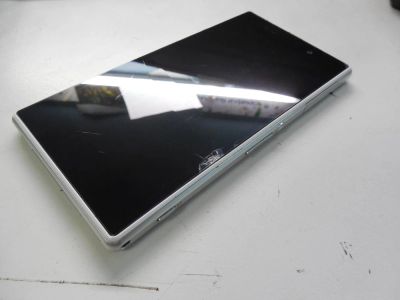 Лот: 6213497. Фото: 1. Sony Xperia Z1 White 16 Gb разбит... Смартфоны