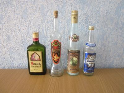 Лот: 25193012. Фото: 1. 4 бутылки из под алкоголя 90-е... Другое (коллекционирование, моделизм)