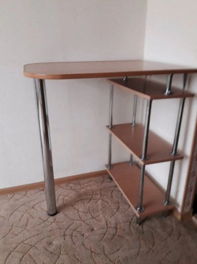 Лот: 11244492. Фото: 1. Продам стол-барную стойку с полками. Столы, стулья, обеденные группы