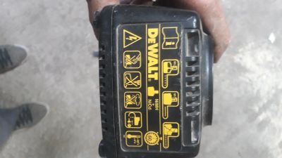 Лот: 17674662. Фото: 1. Зарядное для шуруповёрта Dewalt. Электроинструмент