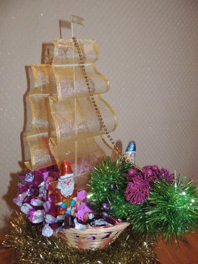 Лот: 4846940. Фото: 1. букет из конфет Конфетный корабль... Букеты из конфет, игрушек