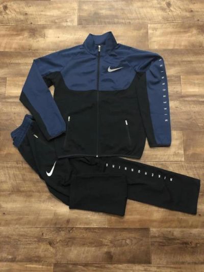 Лот: 11232722. Фото: 1. Продам спортивный костюм 2018... Костюмы классические, деловые