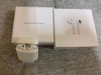 Лот: 16974131. Фото: 1. Наушники AirPods 1 с зарядным... Наушники, гарнитуры