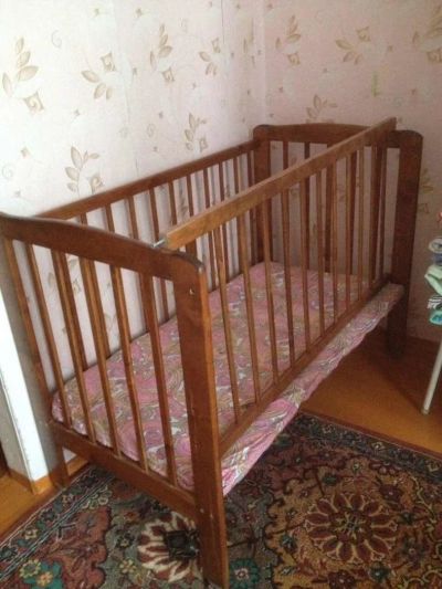 Лот: 9173049. Фото: 1. Продам детскую кроватку с матрасом. Детские кровати и кроватки