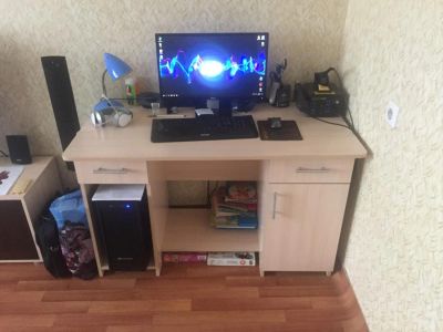 Лот: 9028005. Фото: 1. Компьютерный стол цвета "дуб". Компьютерные и письменные столы