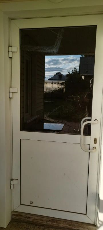 Лот: 20847058. Фото: 1. Дверь входная алюминиевая со стеклом... Двери входные
