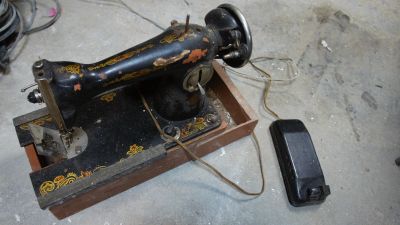 Лот: 12569891. Фото: 1. Швейная машинка. Швейная, вязальная