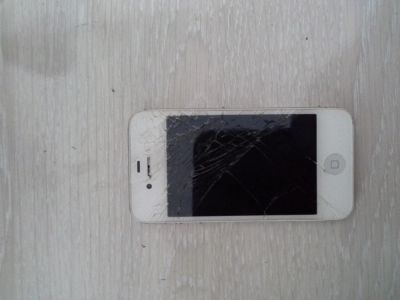 Лот: 5450853. Фото: 1. iphone 4s весит на шнурке. Смартфоны