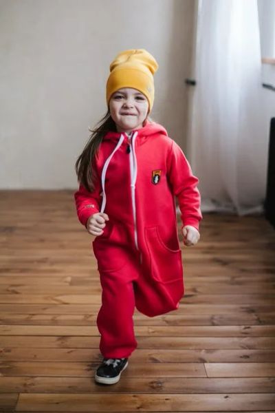 Лот: 11406093. Фото: 1. Утепленный комбинезон + шапочка... Костюмы, пиджаки, комбинезоны