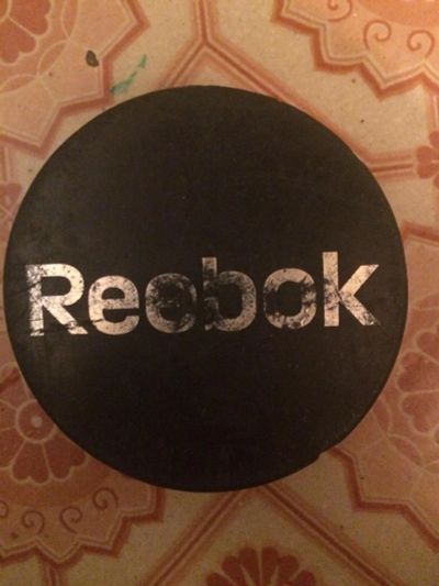 Лот: 6764421. Фото: 1. Шайба reebok. Мячи, ракетки, шайбы, клюшки