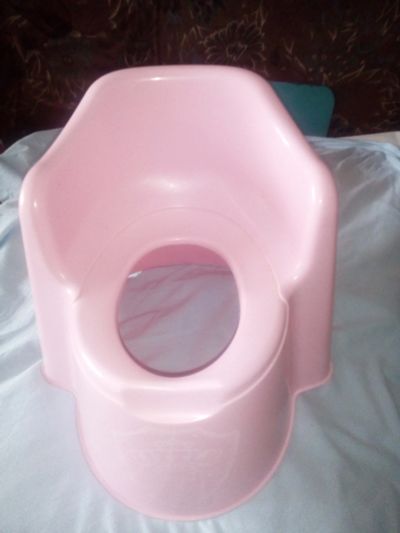 Лот: 12132686. Фото: 1. Горшок пластмассовый,розовый,б... Ванночки, сиденья, горшки