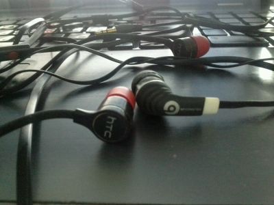 Лот: 12751801. Фото: 1. Две пары наушников-капелек HTC... Наушники, гарнитуры