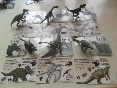 Лот: 10256049. Фото: 1. Игра "Динозавры атакуют" 22 фигурки... Детские настольные игры