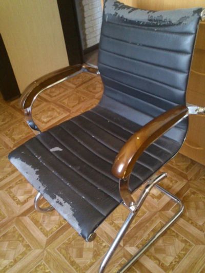 Лот: 11159504. Фото: 1. Добротное кресло из эко-кожи... Стулья и кресла офисные