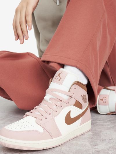 Лот: 25369076. Фото: 1. Кеды женские Nike Air Jordan 1... Кеды, кроссовки, слипоны