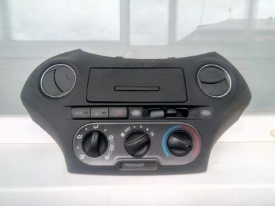 Лот: 16095781. Фото: 1. Панель климат контроля Vitz. Салон
