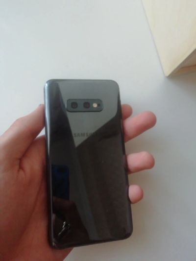 Лот: 17593457. Фото: 1. Samsung Galaxy S10e. Смартфоны