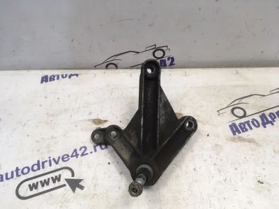 Лот: 21710429. Фото: 1. кронштейн МКПП Renault Megane... Двигатель и элементы двигателя