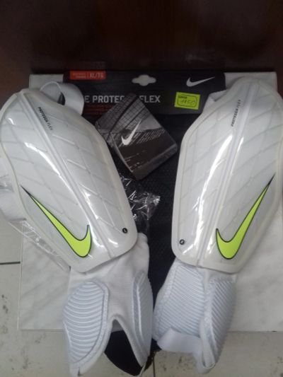 Лот: 15844571. Фото: 1. Футбол щитки Nike с голеностопом... Мячи, ракетки, шайбы, клюшки