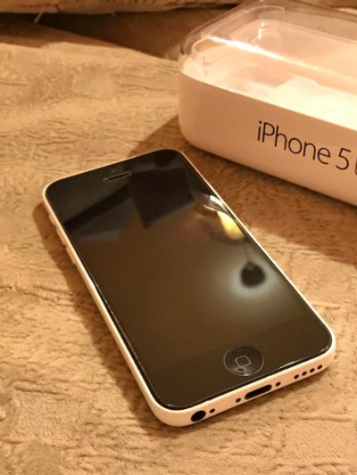 Лот: 10497587. Фото: 1. IPhone 5c 16gb white. Смартфоны