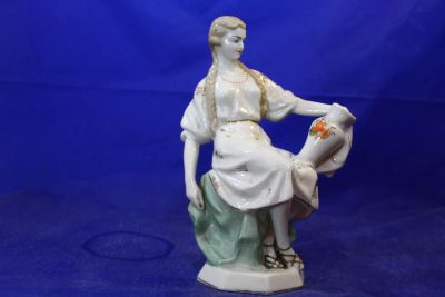 Лот: 19338642. Фото: 1. Фарфоровая статуэтка Девушка с... Фарфор, керамика