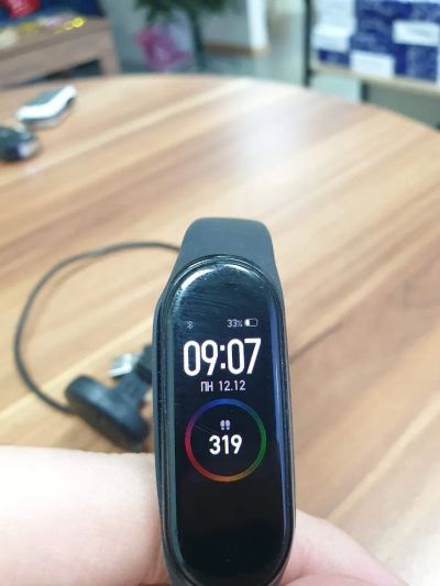 Лот: 19704583. Фото: 1. Mi band 4 + зарядка. Смарт-часы, фитнес-браслеты, аксессуары