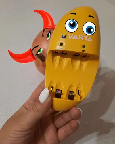 Лот: 17852998. Фото: 1. Зарядка для аккумуляторов Varta... Аккумуляторы, зарядные