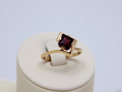 Лот: 13869873. Фото: 1. ЗОЛОТОЕ КОЛЬЦО С ГРАНАТОМ 3,02... Кольца, перстни