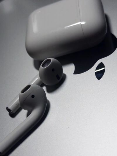 Лот: 25788023. Фото: 1. Airpods 2 б/у оригинал с коробкой. Наушники, гарнитуры