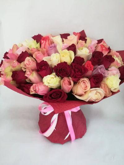 Лот: 7557531. Фото: 1. Букет из 51 цветных роз Кения... Свежие цветы