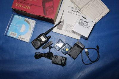 Лот: 25051010. Фото: 1. Ультракомпактная рация Yaesu VX-2R... Рации, радиостанции