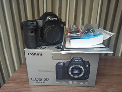 Лот: 19885489. Фото: 1. Canon 5D Mark3+бат. блок. Цифровые зеркальные