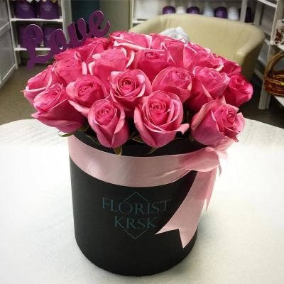 Лот: 8894293. Фото: 1. 31 розовая роза в черной коробке. Свежие цветы