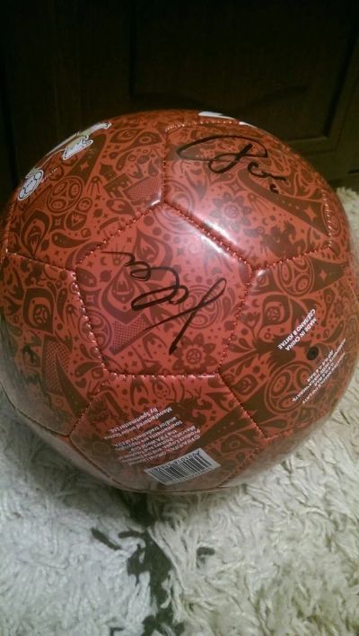 Лот: 11875771. Фото: 1. Футбольный мяч с автографами сборной... Вещи известных людей, автографы