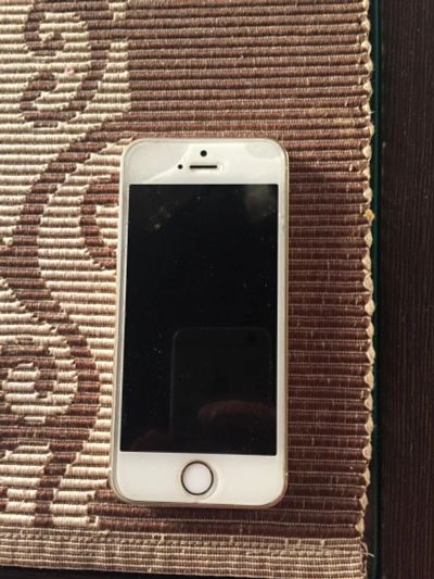 Лот: 8789338. Фото: 1. iPhone 5s 16gb gold. Смартфоны